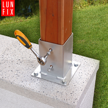 Zestaw podstawa słupa przykręcana 7x7 z wkrętami